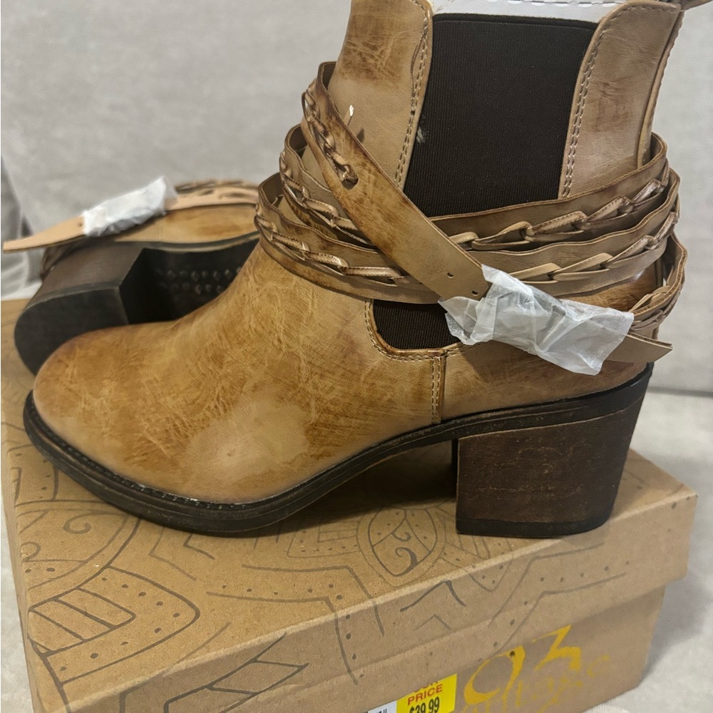 Size 6W boots in Taupe color. Never worn.
